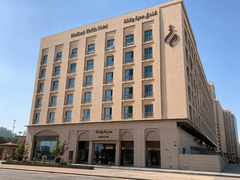 Eksterior hotel di Madinah dengan pohon kurma