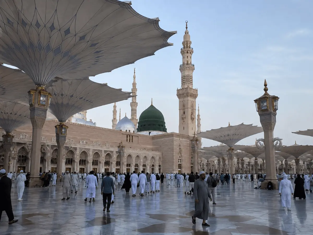 Pelataran Masjid Nabawi Madinah dengan payung raksasa saat senja